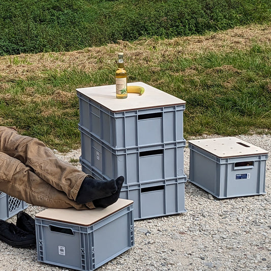 Campingmöbel aus Euroboxen – Holzdeckel als Sitzbank & Tisch im Outdoor-Einsatz