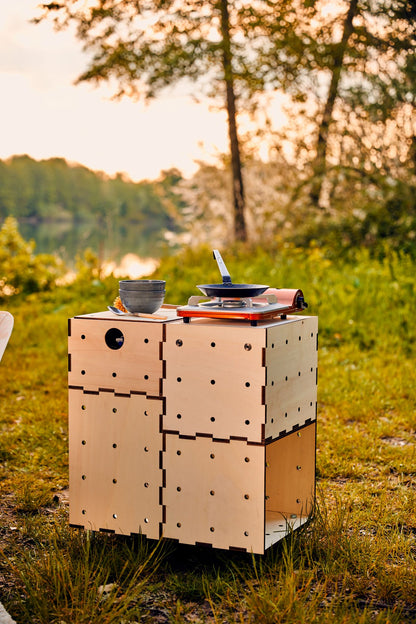 Campingküche aus Kiubiq Holzboxen am See