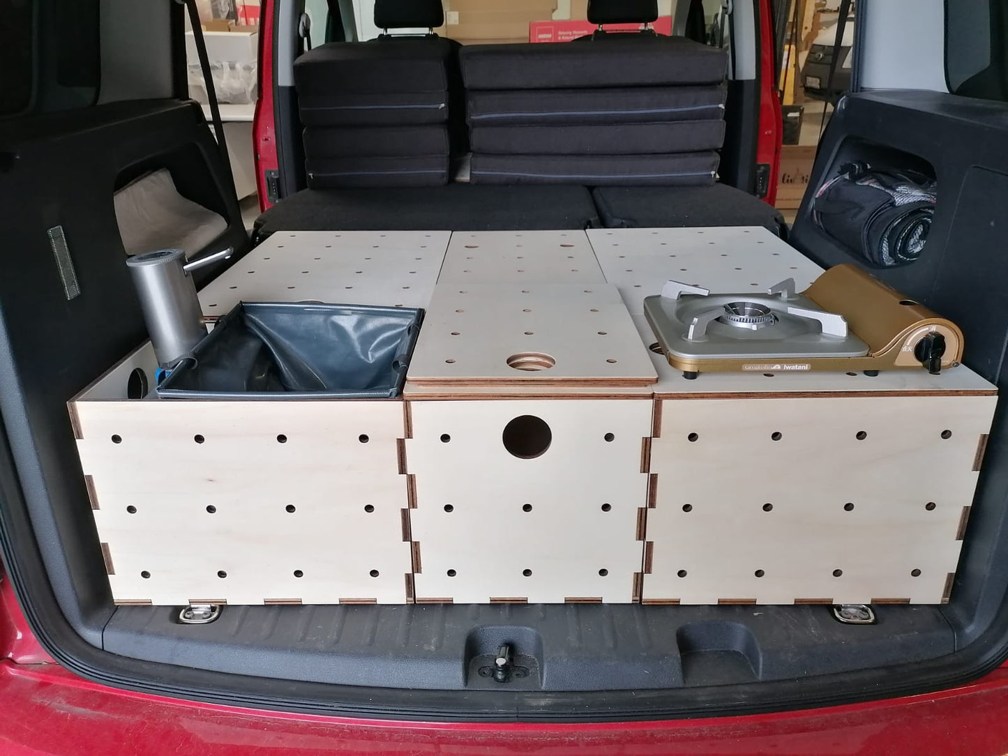 Kochgelegenheit im Heck des VW Caddy