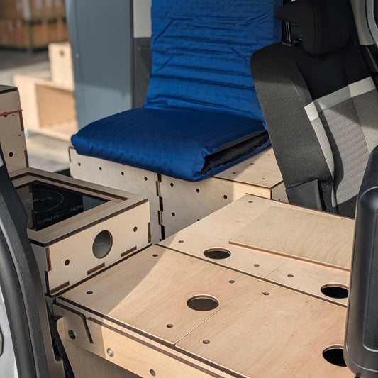 KIUBIQ Berlingo Camping Set mit Sitzbank und Campingtisch: Komfortable Nutzung im Fahrzeug.