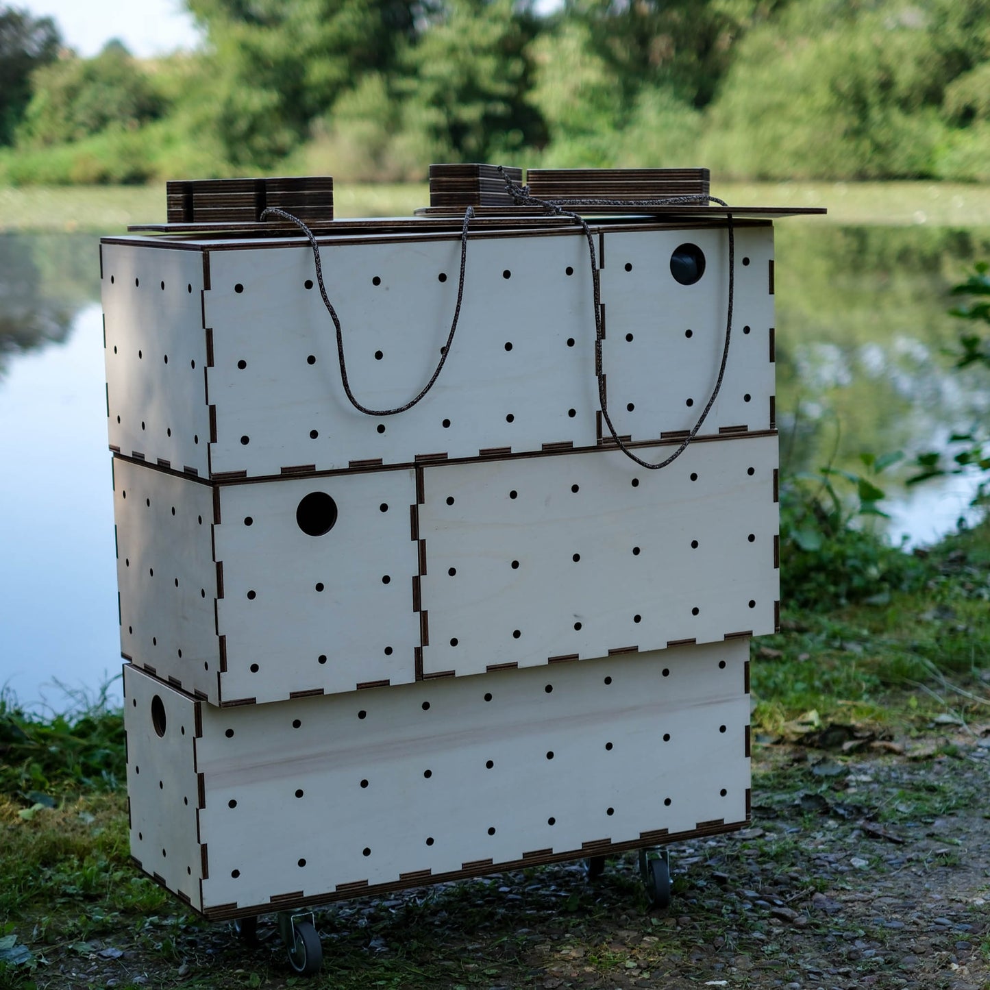 KIUBIQ Camping Boxen als Möbel im Freien verwendet, ideal für Campingabenteuer