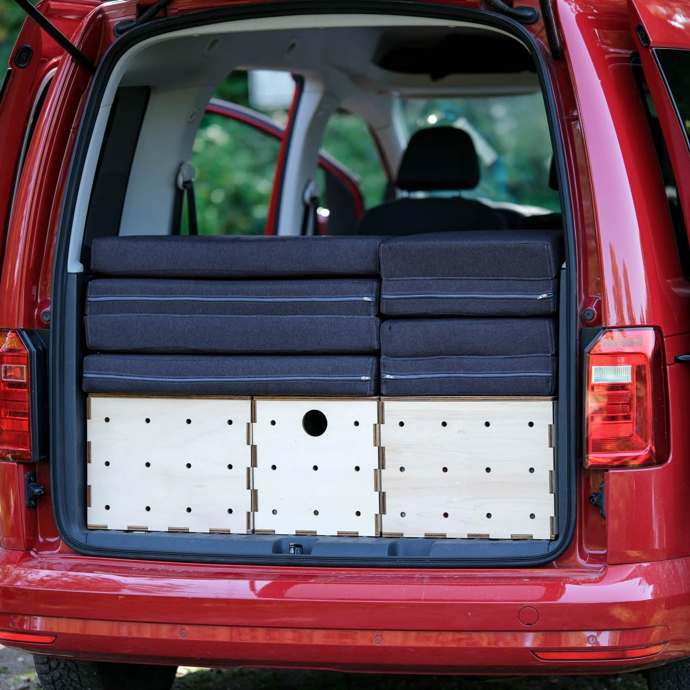 Modulare KIUBIQ Boxen im Innenraum des VW Caddy, für maximale Platznutzung