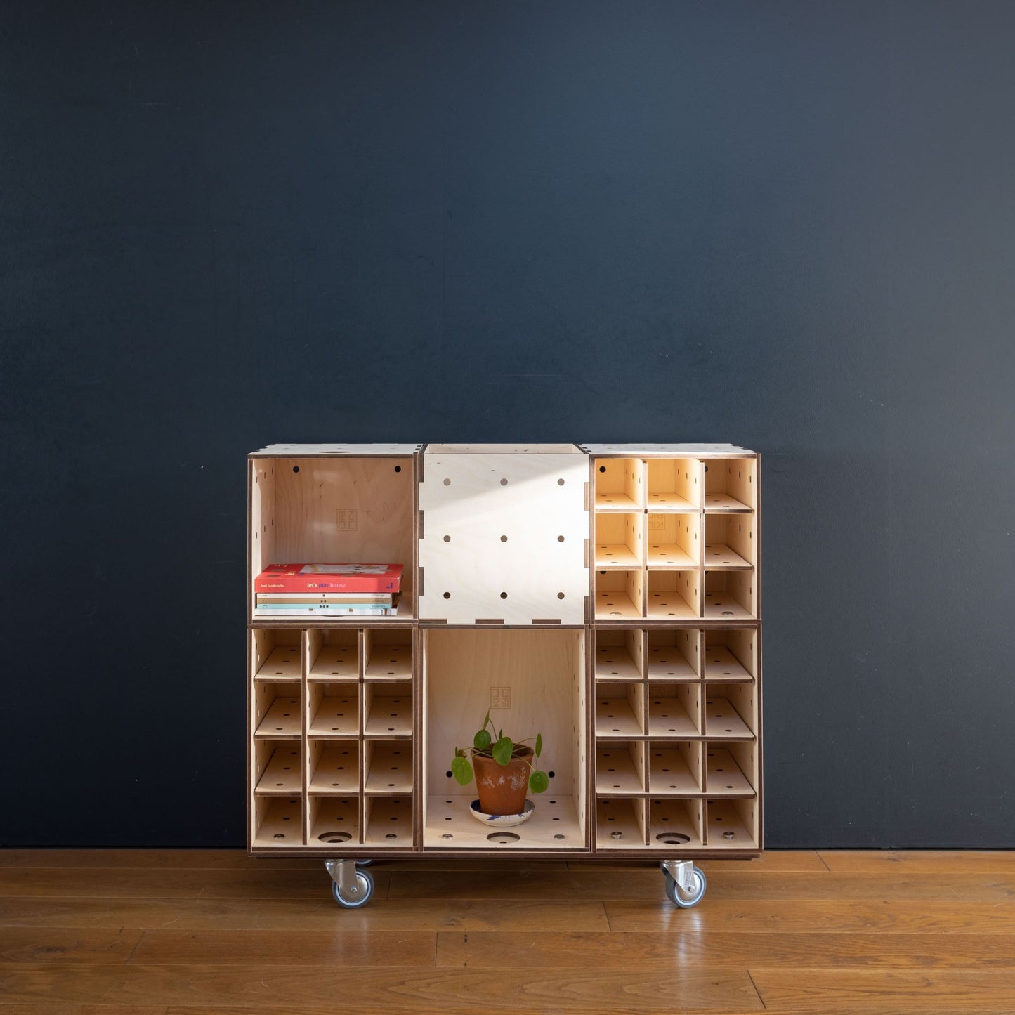 Sideboard auf Rollen bestehend aus naturbelassenen Weinkisten