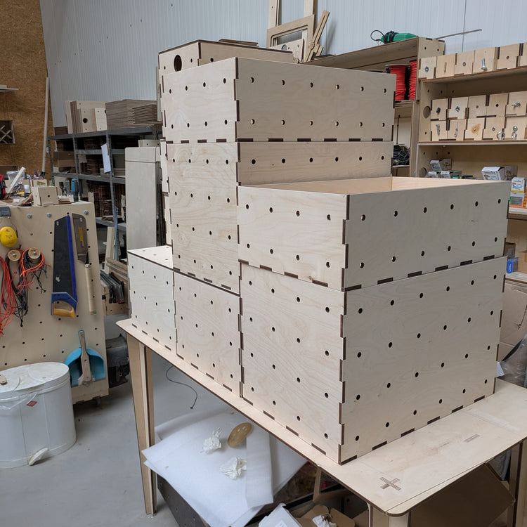 Tischlerei mit einem Stapel von Holzboxen