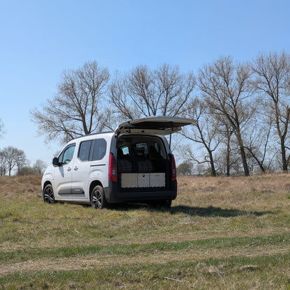 Citroen Berlingo mit Campingboxen aus Holz