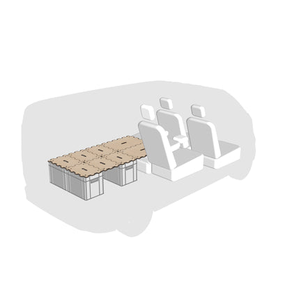 minimalistisches Bett im KIA PV5 aus Euroboxen und Puzzle-Deckeln
