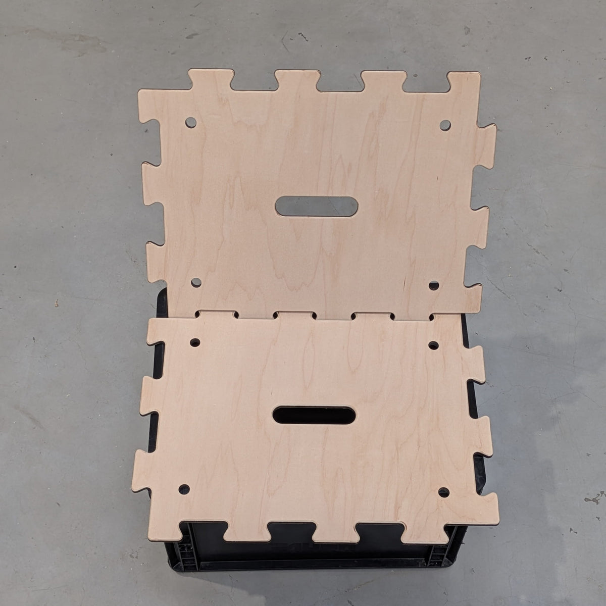zwei Deckel aus Holz verbunden durch Verzahnung