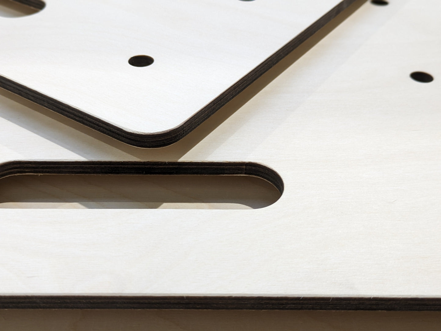 Detailaufnahme Euroboxdeckel – präzise Laserkante & Multiplex aus Birke