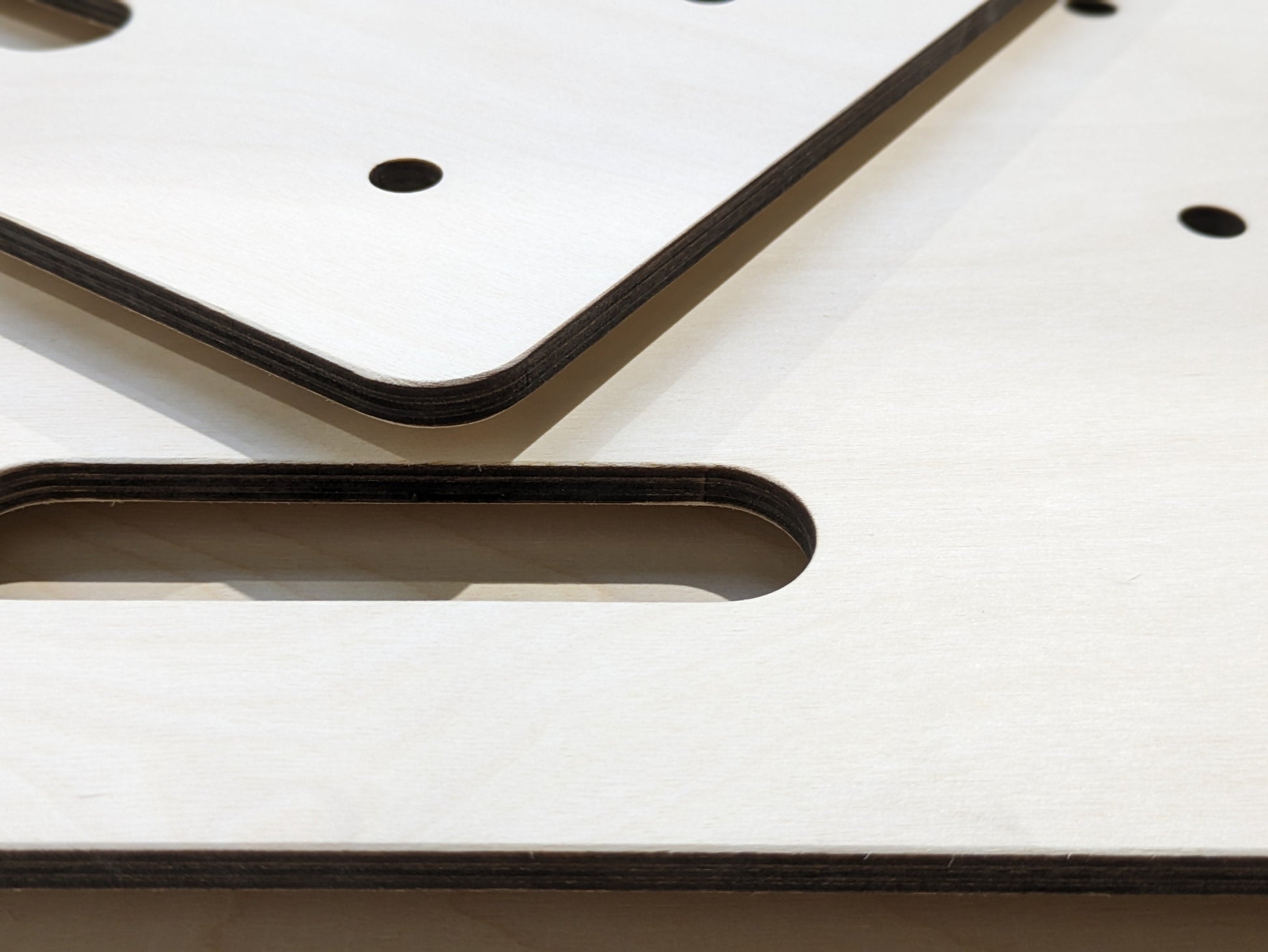 Detailaufnahme Euroboxdeckel – präzise Laserkante & Multiplex aus Birke