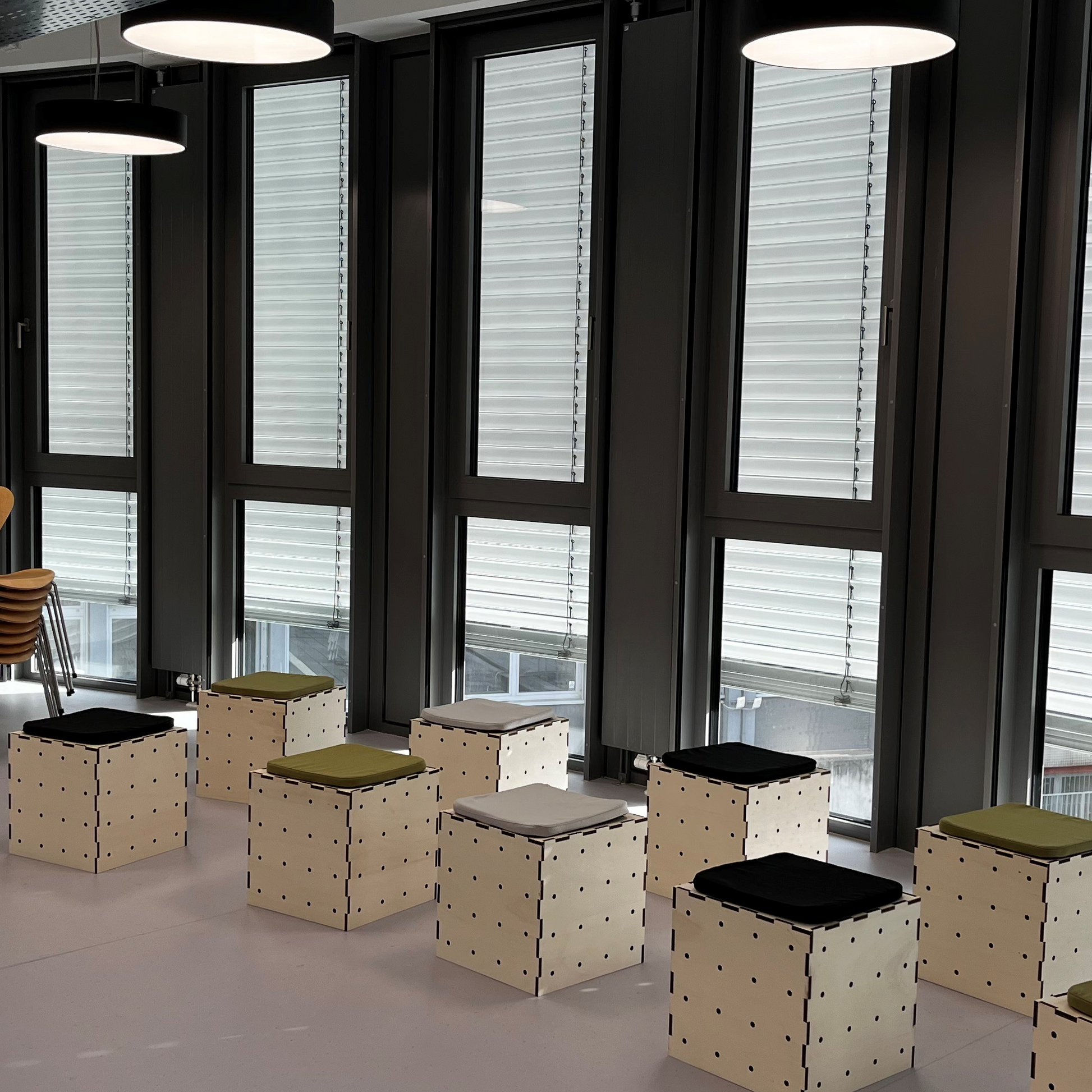 Kiubiq Würfelbox L genutzt als Sitzhocker