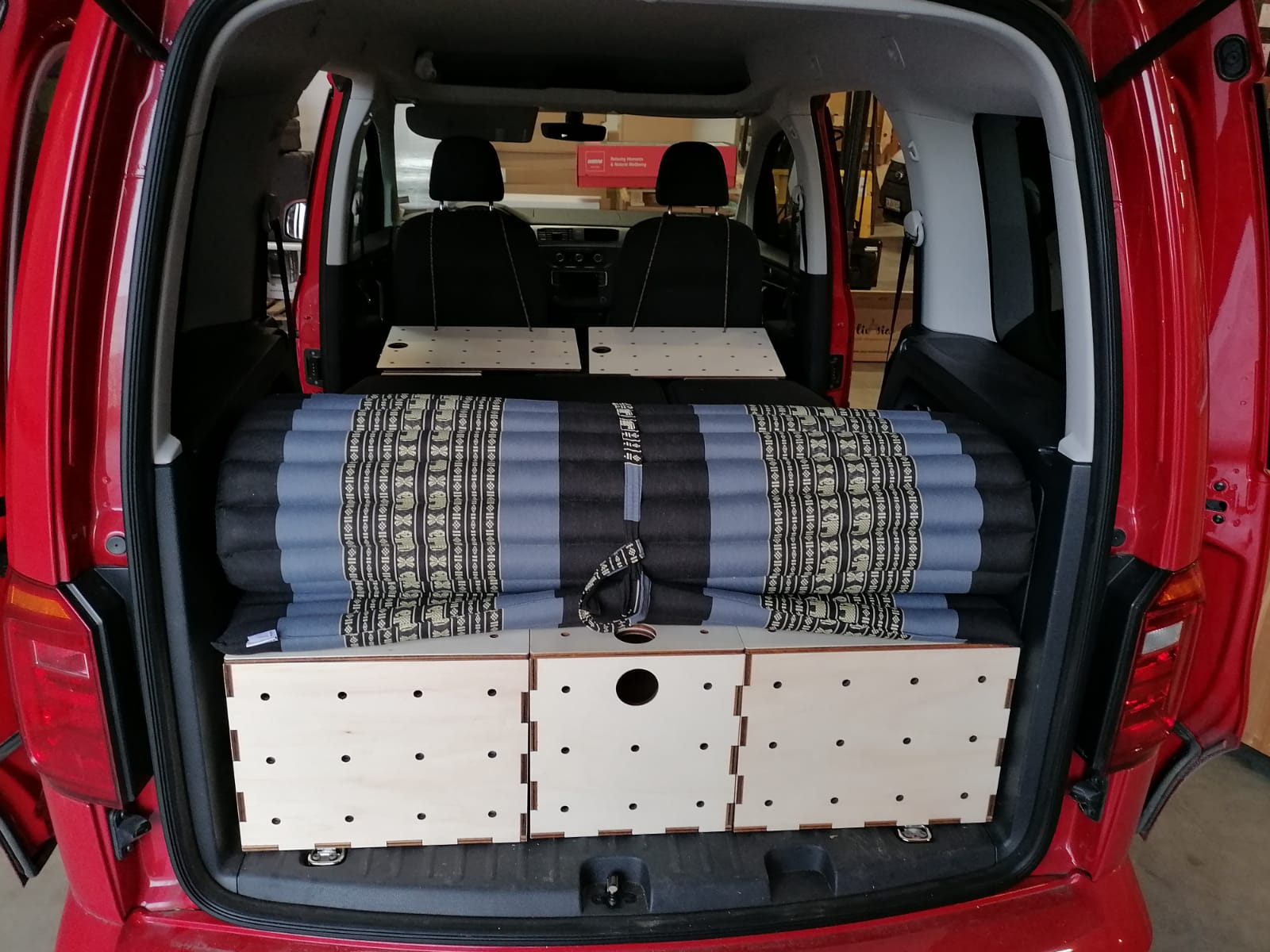 Kapok Rollmatte im VW Caddy auf Kiubiq Boxen