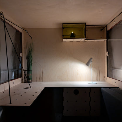 Kiubiq Bauwagen Abendstimmung im Innenraum des Holzkubus