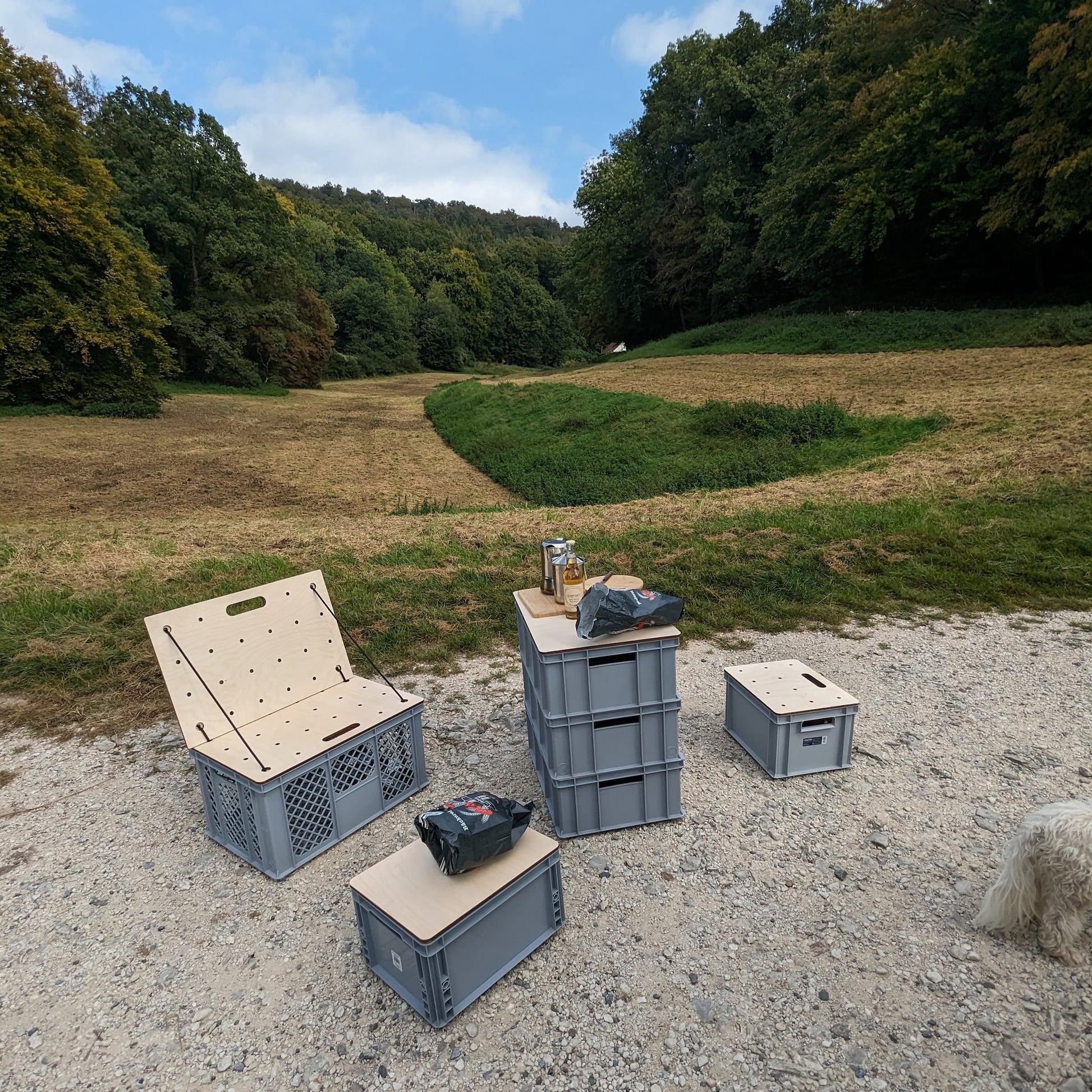 Campingmöbel aus Euroboxen mit Holzdeckeln – Modular & stapelbar für Camper