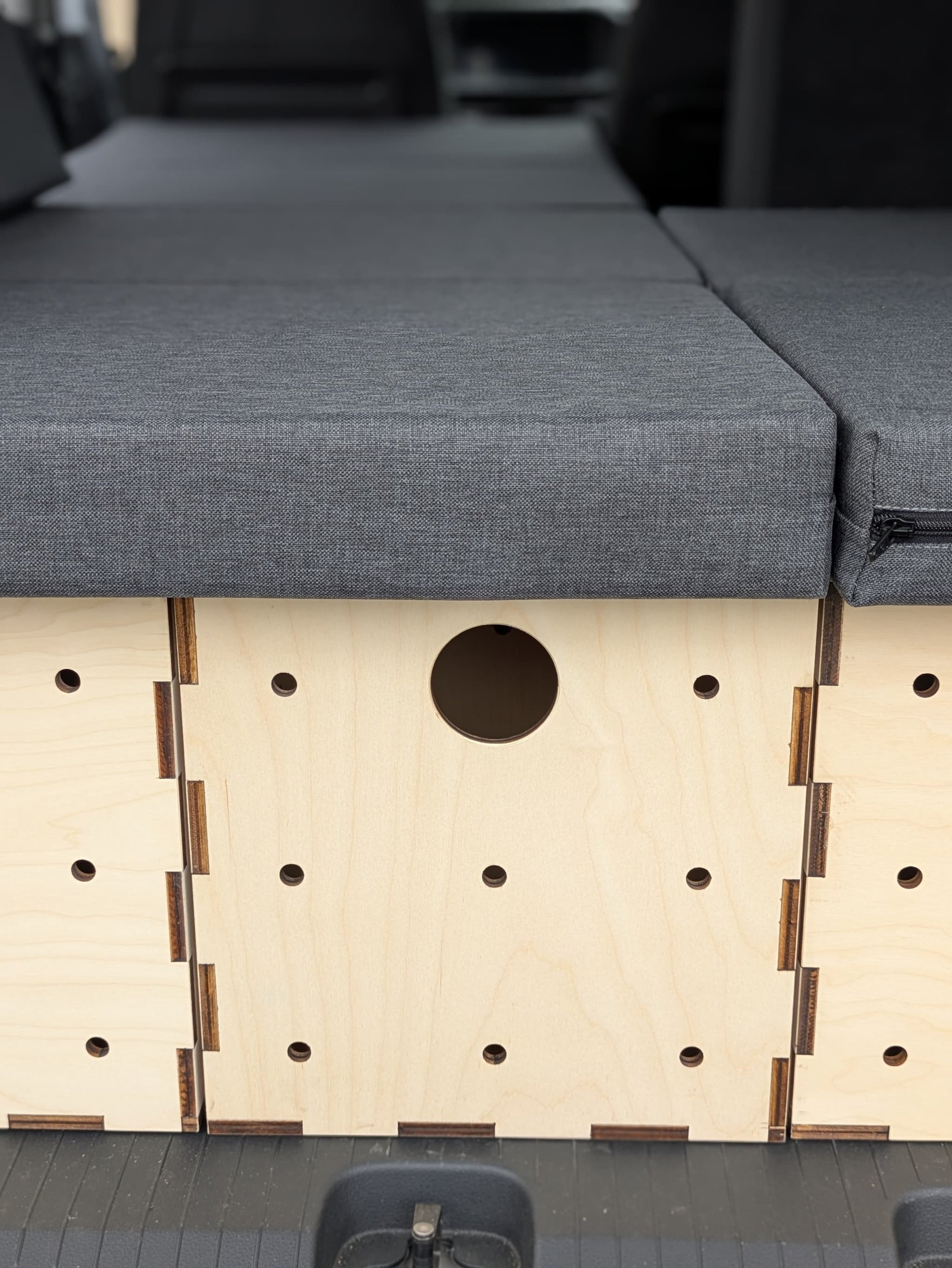 Kiubiq Holzboxen machen aus einem Caddy einen Mikrocamper