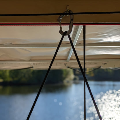 Detail des abgehaengten Tisches im Kiubiq Bauwagen mit See im Hintergrund