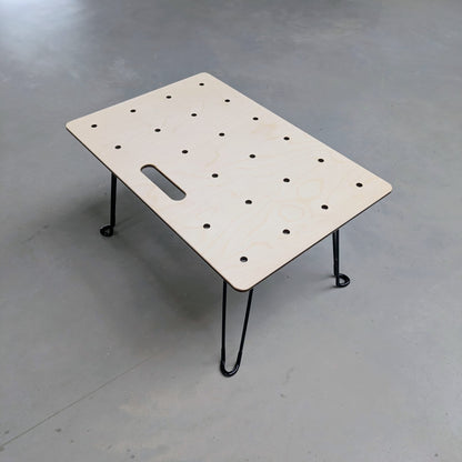 Vorderseite Campingtisch aus Holz mit Klappbeinen