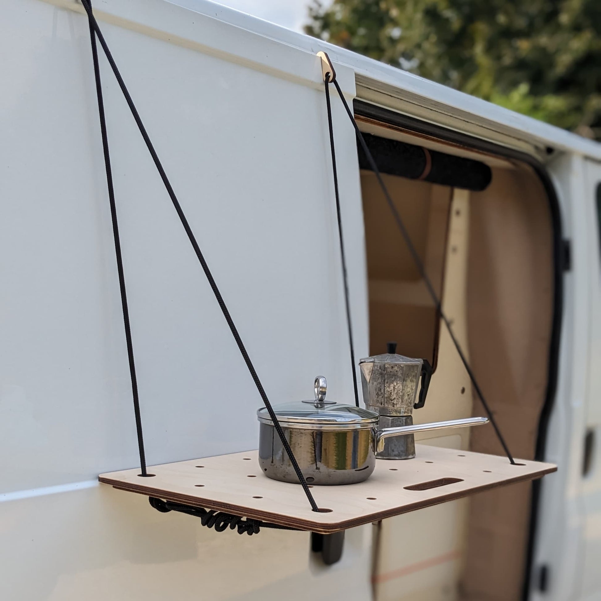 gelochter Kiubiq Euroboxdeckel an Bulli-Schiebetuer abgehangen