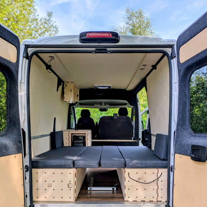 Fiat Ducato Camperausbau – modularer Innenausbau mit Längs- und Querbett und Stauraum, Rückansicht