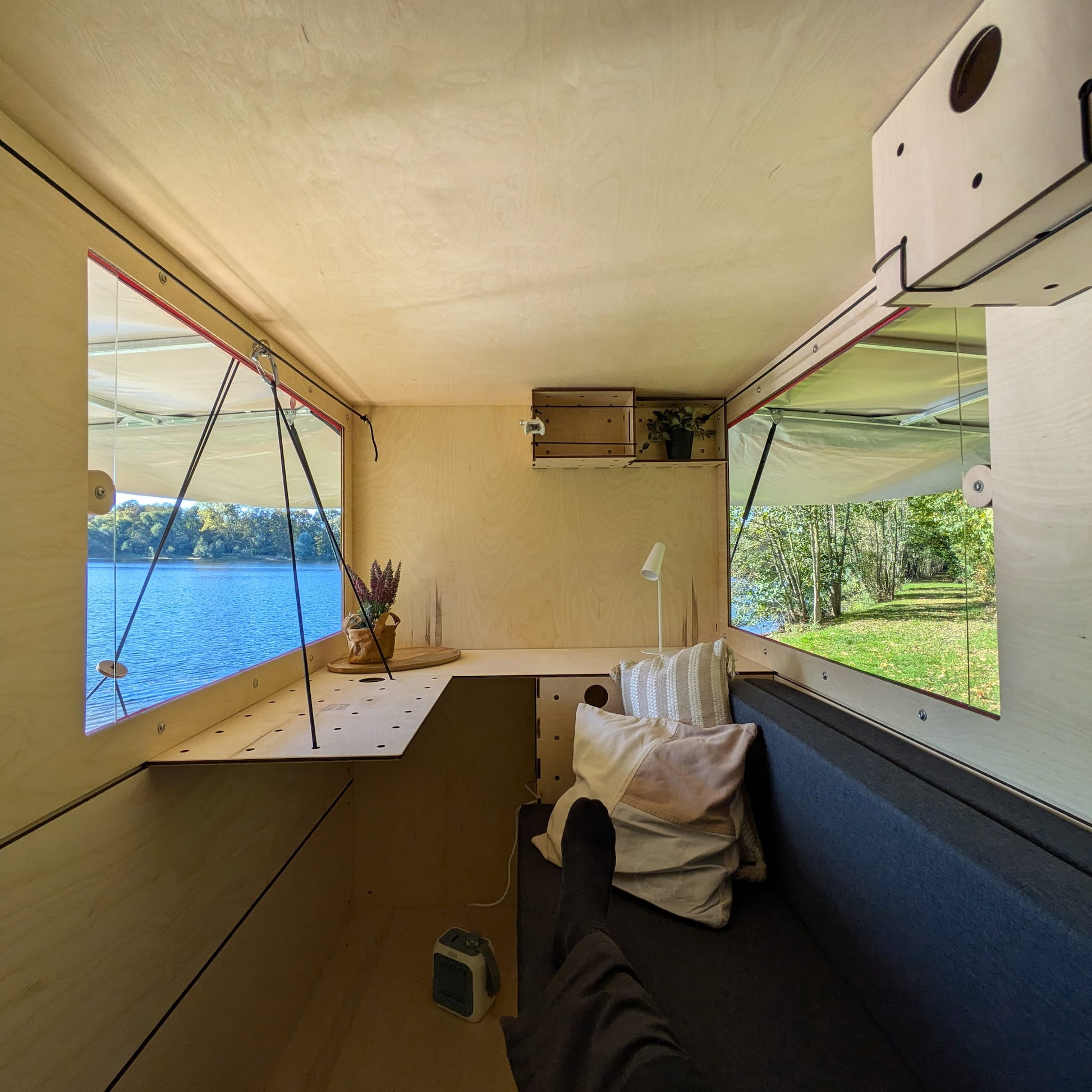 Innenansicht 750kg Wohnanhaenger am See