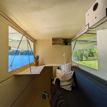 Innenansicht 750kg Wohnanhaenger am See