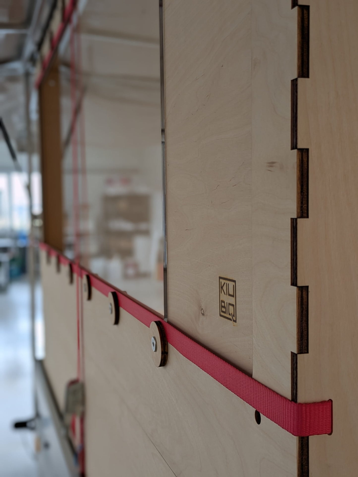 Detailaufnahme Kiubiq Logo an Bauwagen