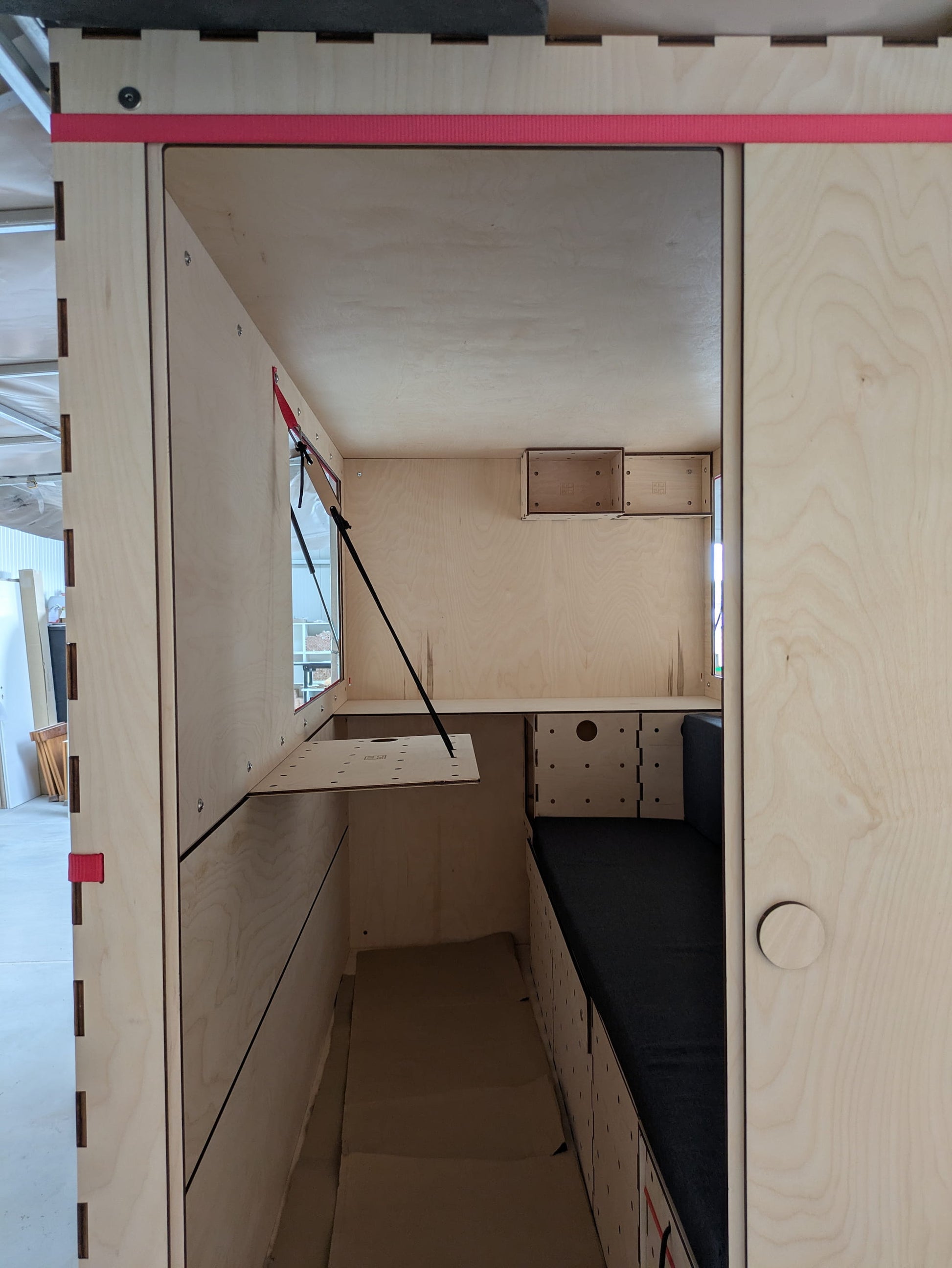 Werkstattaufnahme des Kiubiq Wohnanhaengers in der Bauphase