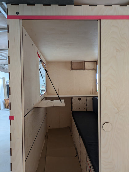 Werkstattaufnahme des Kiubiq Wohnanhaengers in der Bauphase