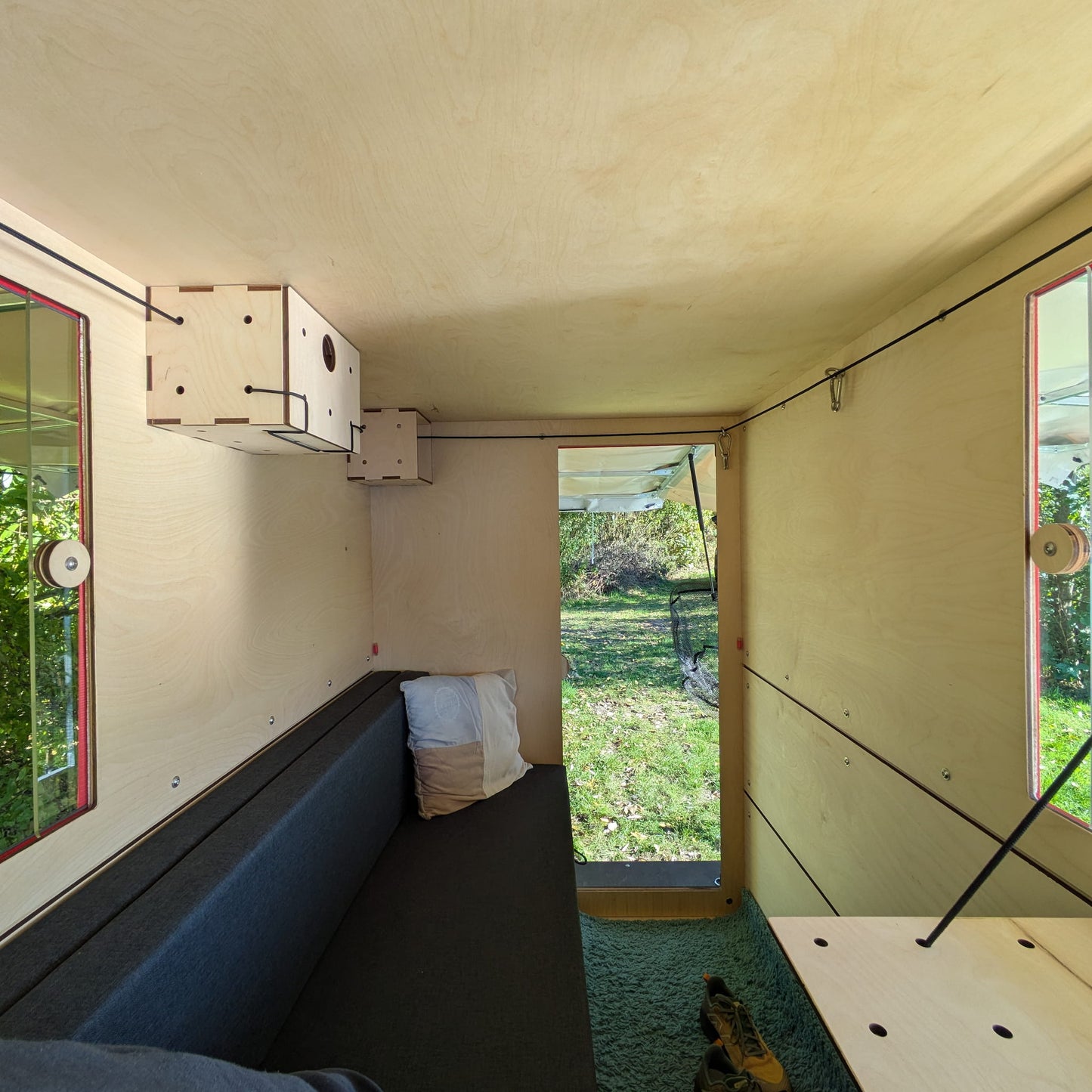 Innenansicht Kiubiq Bauwagen als Wohnwagen am See