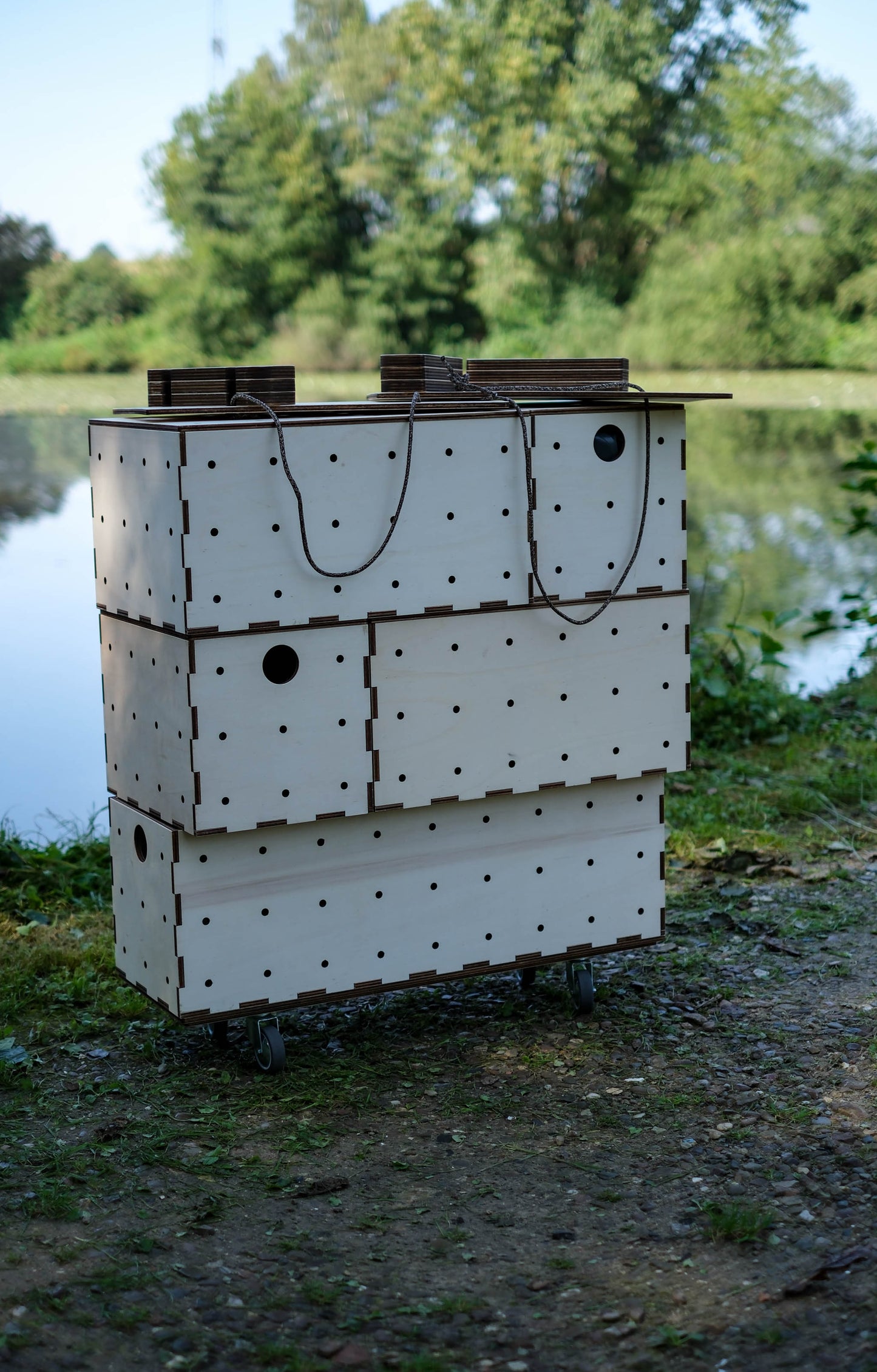 KIUBIQ Camping Boxen als Möbel im Freien verwendet, ideal für Campingabenteuer