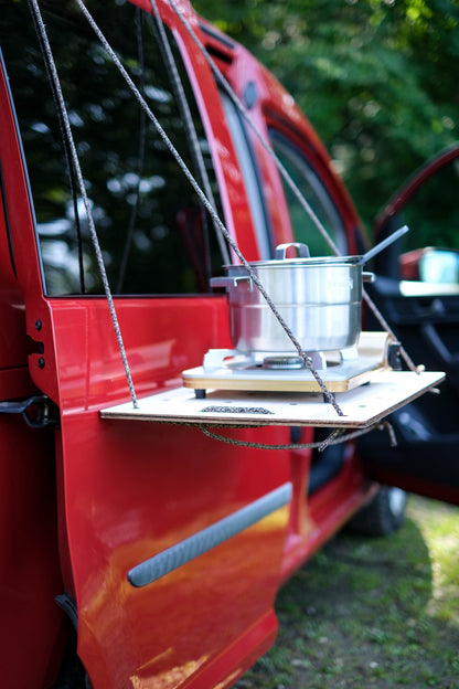 Kiubiq Deckel an der VW Caddy Schiebtür abgehängt als Camping Sideboard