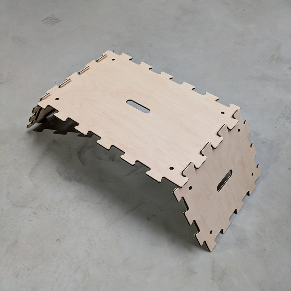verzahnte Holzdeckel bilden einen kleinen Klapptisch