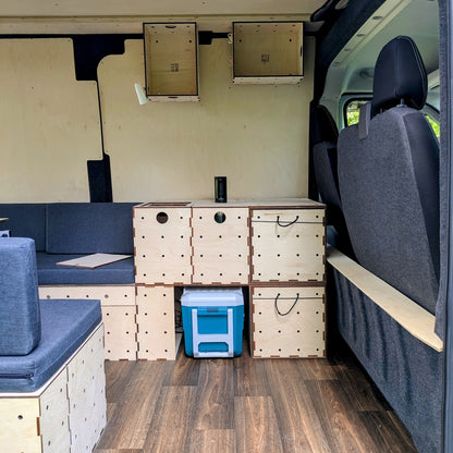 Modularer Küchenblock im Fiat Ducato Camperausbau – KIUBIQ Möbel aus Multiplex mit Kühlbox, Hängeschränken und Sitzbank