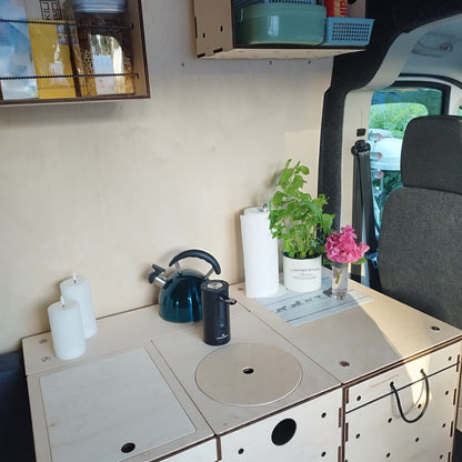 Kompakte Campingküche im Fiat Ducato mit modularer Koch- und Spülstation aus hellem Massivholz – Teil des reversiblen KIUBIQ Camperausbaus