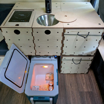 Minimalistische Holzküche im Fiat Ducato Camper – Modul mit Induktionskochfeld, Spüle und integrierter Kühlbox