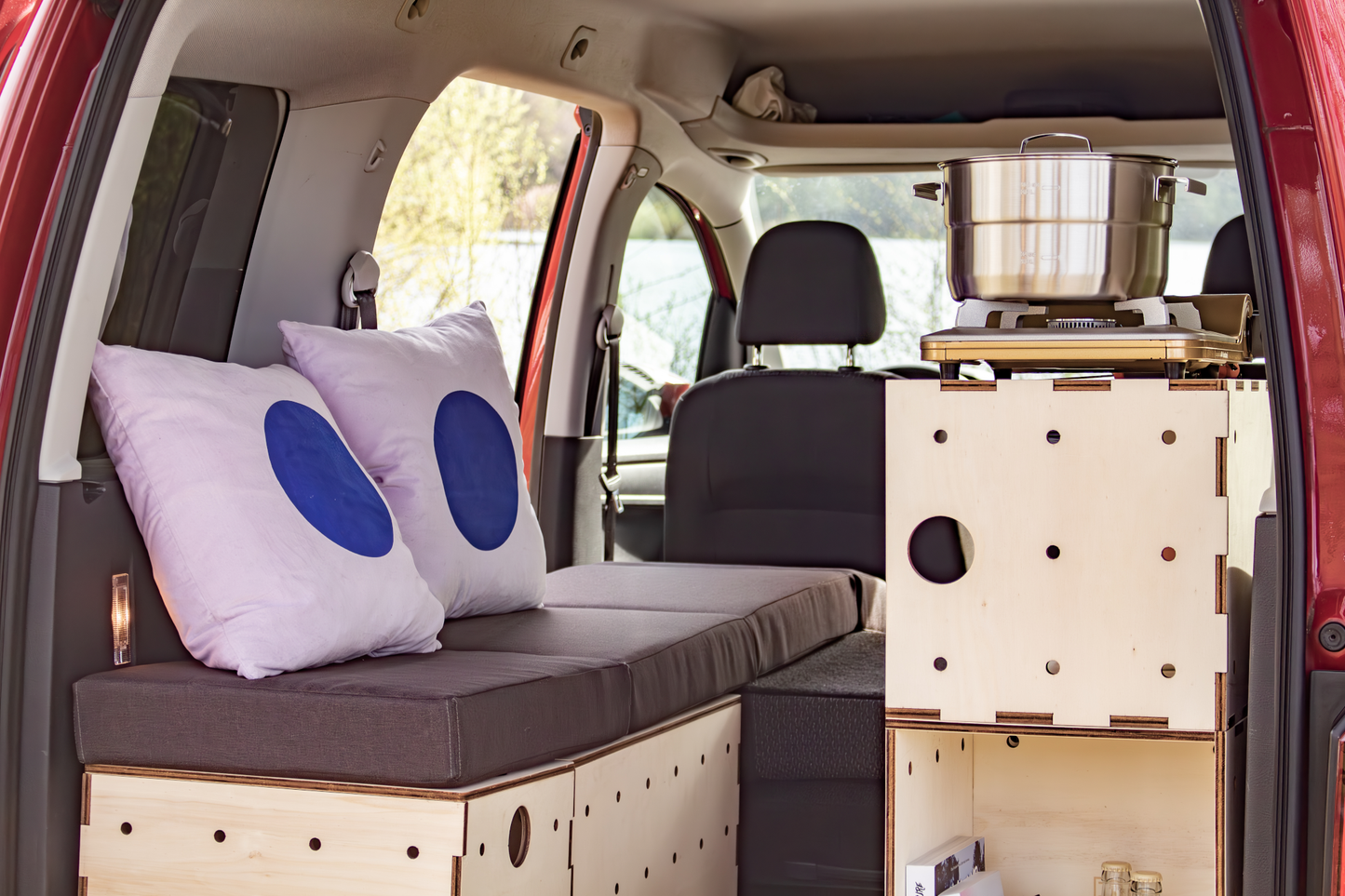 KIUBIQ Camping Boxen im VW Caddy modular umgebaut zu einem Sofa und Küchenzeile 