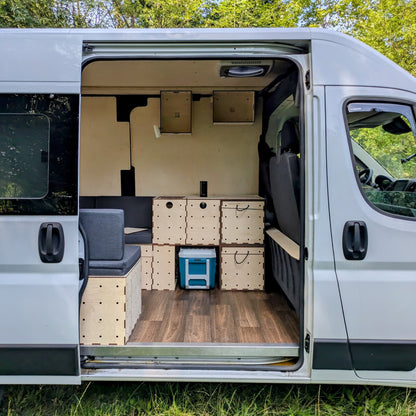 Günstiger Camperausbau im Fiat Ducato mit seitlichem Einstieg – kompakter Küchenblock mit modularen Boxen und Makita Kühlbox