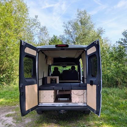 Fiat Ducato Camperausbau mit Querbett-Modul – modularer Heckausbau mit Matratzen und Stauraum