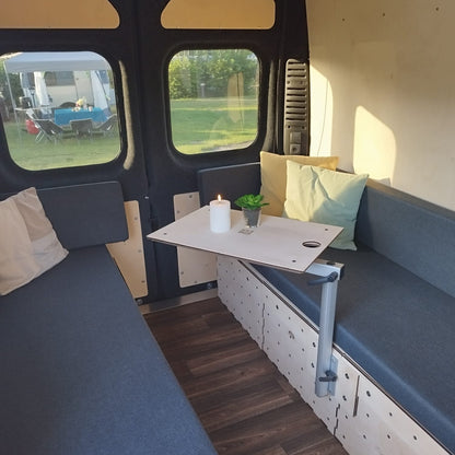 Gemütlicher Innenraum im Fiat Ducato Camper mit KIUBIQ Modulen, Sitzbänken und Klapptisch – flexibler, modularer Ausbau aus Holz