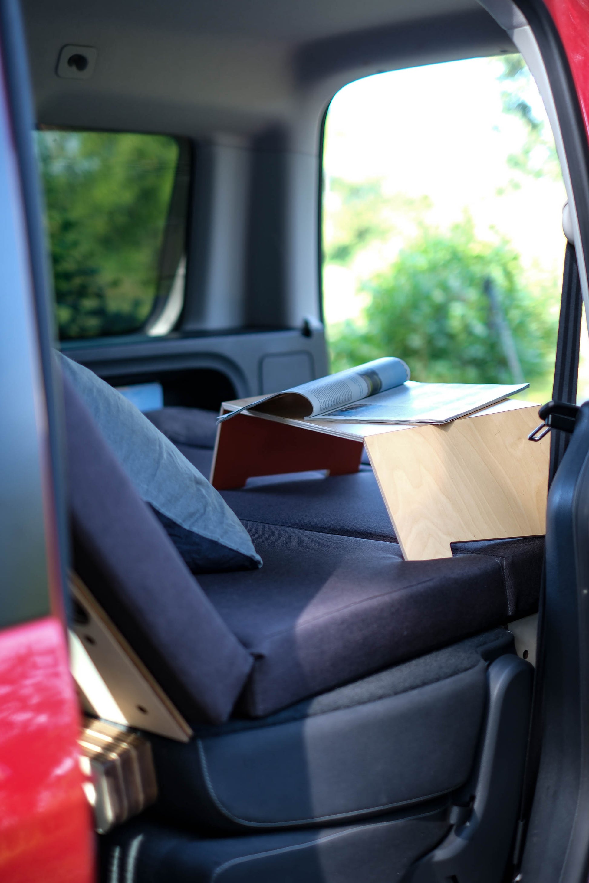 Lounge im VW Caddy mit umgeklappten Rücksitzen und aufgestellter Bettverlängerung