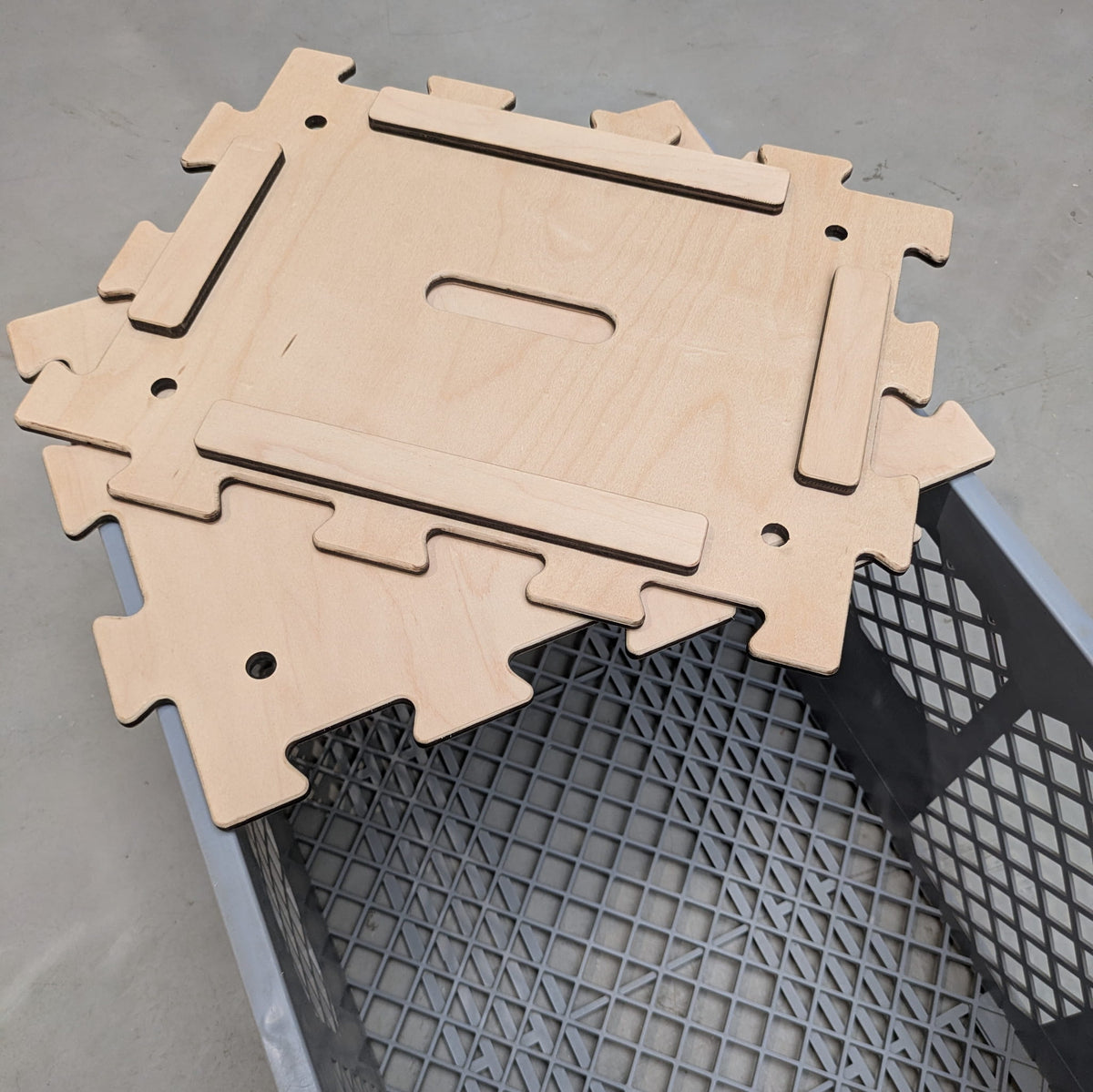 zwei Kiubiq Euroboxdeckel 40 x 30 cm auf Gitterbox im Euronorm-Format