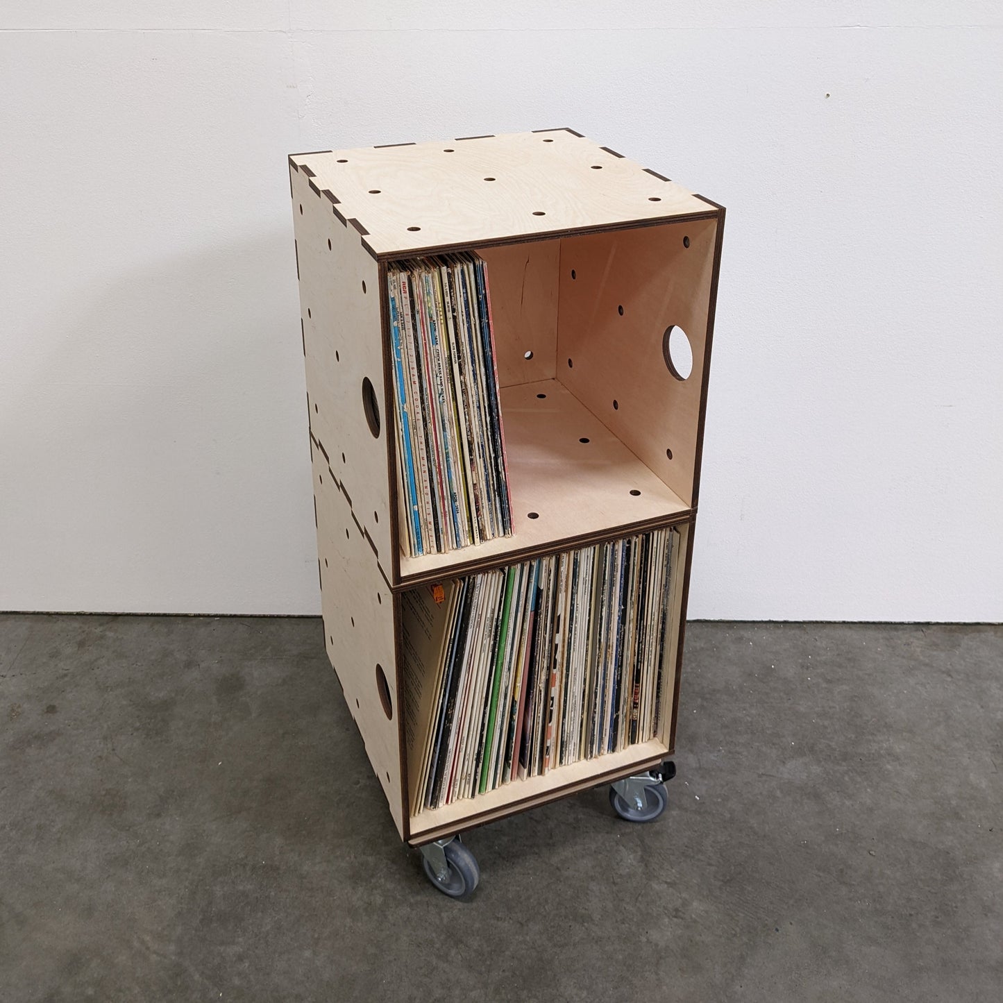 zwei Schallplattenwürfel auf Rollbrett