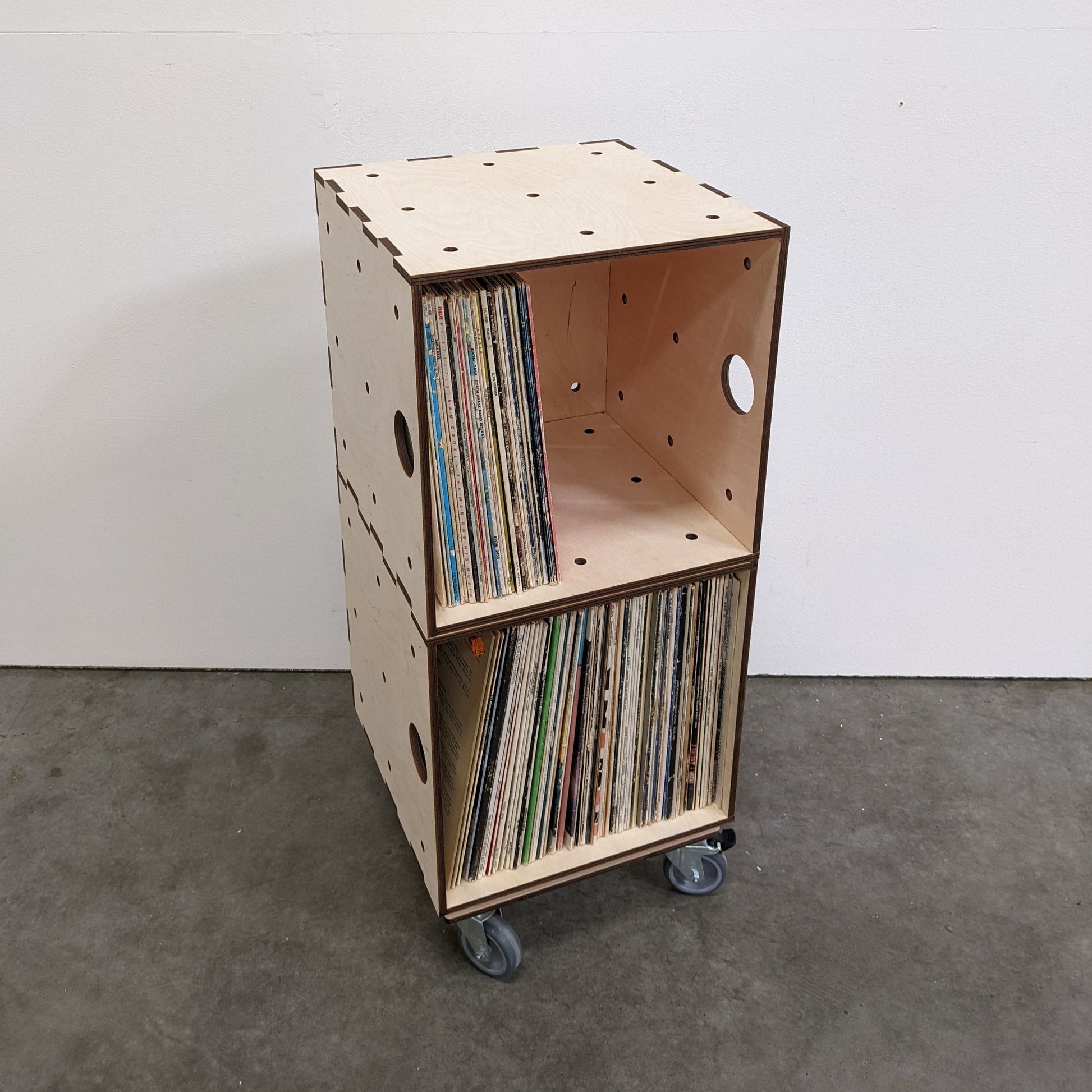 zwei Schallplattenwürfel auf Rollbrett