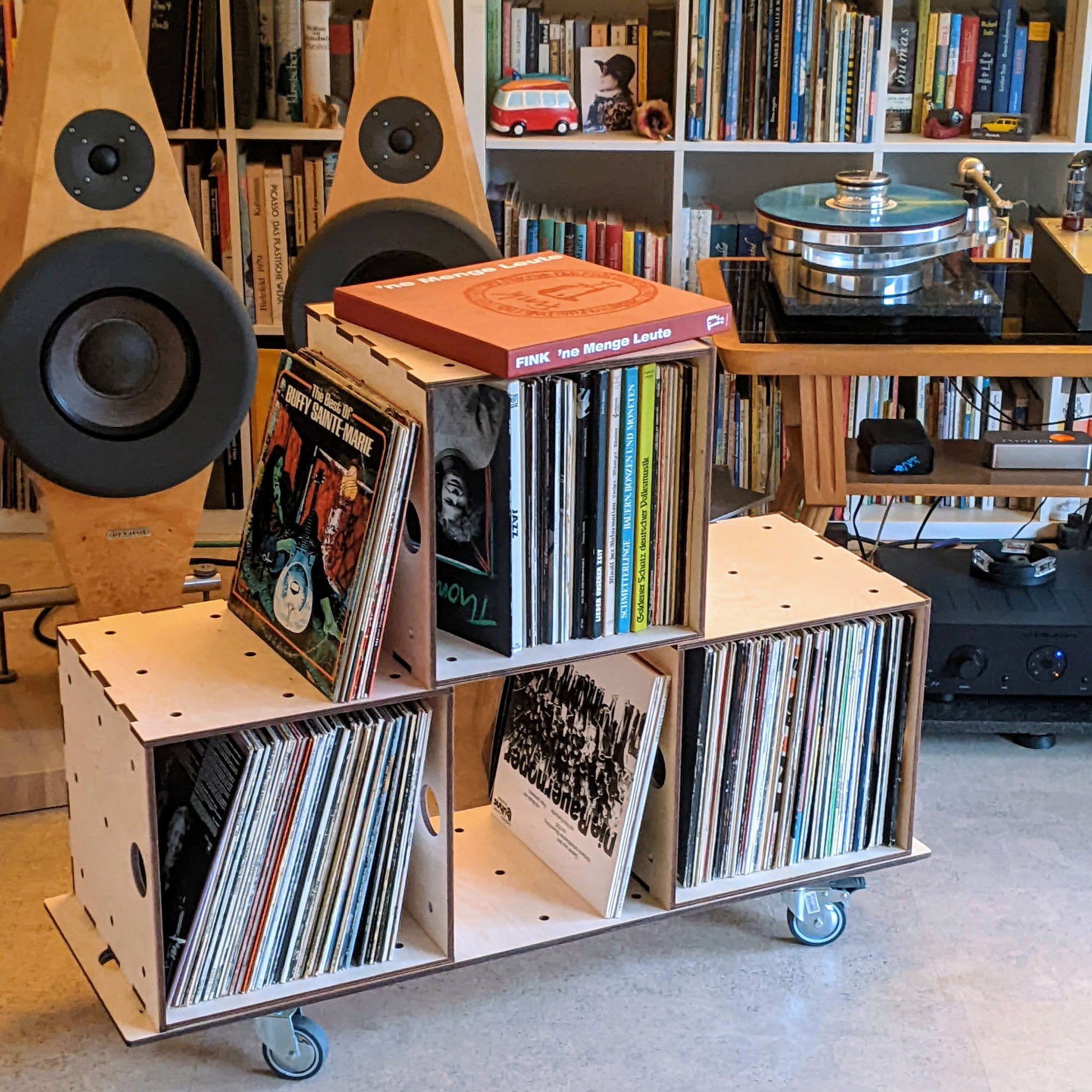 modulares LP Regal aus Kiubiq Holzwürfeln mit Rollbrett
