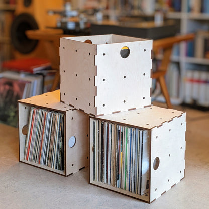 gestapelte Kiubiq Schallplattenkisten aus Holz 